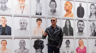 Rock ‘n’ Kunst: Bryan Adams ist mitunter auch als Fotograf in Museen zu erleben – hier im Osthaus Museum Hagen vor seiner Fotoserie "Homeless".