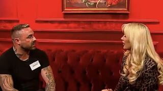 Der in Brühl lebende Marco Marchi im Gespräch mit der Moderatorin der Dating-Show „Power of Love“ auf dem Sender Sport 1, Sarah Bora.