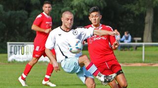 Als begeisterter und engagierter Fußballer trägt Marco Marchi (Mitte) vor zwölf Jahren das Trikot des Sportvereins Rohrhof.