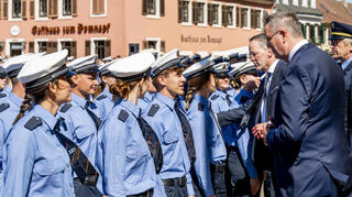 Nach der Vereidigungszeremonie schreiten Ministerpräsident Alexander Schweitzer (2.v.r.) und Innenminister Michael Ebling (3.v.r.) mit Polizeivertretern die Formation ab.