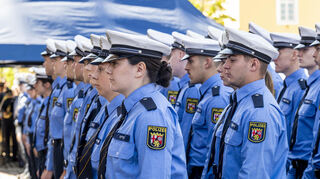 Die angehenden Polizisten bei der Vereidigungszeremonie in Speyer.