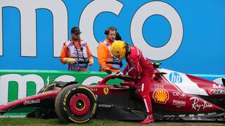 Lewis Hamilton steigt frustriert aus seinem Ferrari aus.