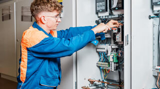 Für die rund 300 Elektroniker-Azubis gibt es bei BASF jetzt einen Elektro-Fertigkeitsparcours zum Üben.