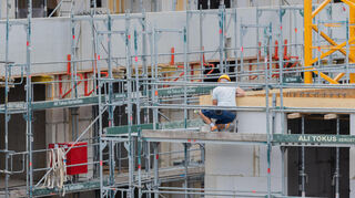 Illegal aus Nicht-EU-Ländern eingeschleuste Beschäftigte sollen auch auf Baustellen gearbeitet haben. (Symbolbild)