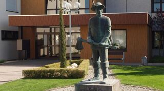 Vor dem Ketscher Rauthaus steht symbolisch die Statue des Enderle.