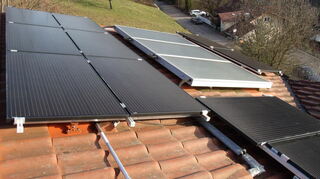 Gilt als zukunftsweisend: Ein Hausdach mit einer Solarthermie- sowie einer PV-Dachanlage.