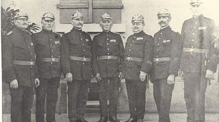Das Foto stammt aus der Gründungszeit der Freiwilligen Feuerwehr Plankstadt: Ganz rechts steht Kommandant Georg Michael Treiber, daneben Mitbegründer Hermann Trunk.