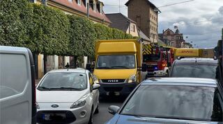 Auch für die Feuerwehr gibt es bei einem Blaulichteinsatz am Dienstagvormittag kein Durchkommen.