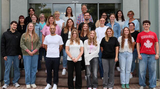 Zum Start ins neue Ausbildungsjahr der Gemeinde Brühl begrüßen Bürgermeister Ralf Göck und Anna-Lena Schneider von der Personalabteilung (beide hinten in der Mitte) 29 Neue in den Teams der kommunalen Einrichtungen.