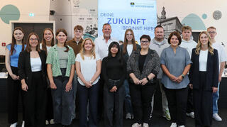 Oberbürgermeister Marcus Zeitler (Mitte) empfängt die neuen Auszubildenden der Stadt Hockenheim im Bürgersaal des Rathauses. Elina Dick (v.l.), Lisa Schönberger (Personalsachbearbeitung), Carolin Jäschke, Lina Vincon, Paul Klein, Hanna Philipp, Alisha Maurer, Julia Vöhringer, Stefania Scarciglia, Leonard Gaisbauer, Anna Keller, Enrico Jablonski, Alicia Koblitz (Ausbildungsleitung) und Silas Knopf.