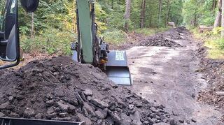 Im Verlauf der Holzbrückerallee wurde die desolate Schwarzdecke komplett entfernt.