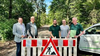 Bürgermeister Stefan Weisbrod (v. l.), der Waghäuseler Oberbürgermeister Thomas Deuschle, David Seidenglanz (Forst BW), Marco Wolf (Bauamt Reilingen) und Bernd Schneble (Forst BW) an der Baustellenabsperrung.