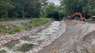 Das Wasser des Leimbachs rauscht nunmehr über die gewaltige Fischtreppe in den Rhein. Das Bauwerk besteht aus 24 Riegeln aus Stein und Beton. Von der Grünen Liste gibt es für dieses Projekt zur ökologischen Aufwertung gute Noten.