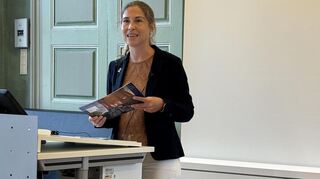 Schwetzingens Erste Bürgermeisterin Lisa Schlüter präsentiert die Infos zur Stadt.