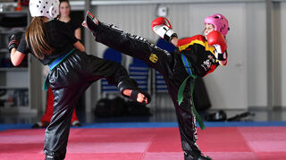 Eine bekannte junge Kickboxerin ist Emilia Tischer (r.), die schon als junges Mädchen viel trainiert hat. Hier übt sie mit einer Trainingspartnerin.