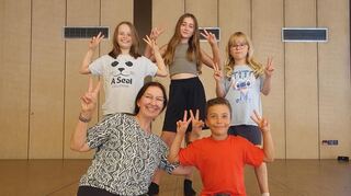Zusammen mit Trainerin Barbara Neef erarbeiten die Kinder beim Brühler Tanzsportclub Kurpfalz im Ferienprogramm verschiedene Tänze und sind erkennbar begeistert.