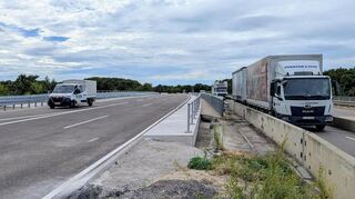 Bereit zur Freigabe: Die neue Brücke der B 39 über die Autobahn A6 steht am Samstag, 6. September, ab etwa 6 Uhr zweispurig in Richtung Schwetzingen zur Verfügung. Derzeit läuft der Verkehr noch über die enge Behelfsspur (r.).