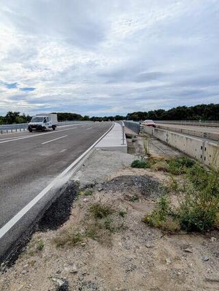 Bereit zur Freigabe: Die neue Brücke der B 39 über die Autobahn A6 steht am Samstag, 6. September, ab etwa 6 Uhr zweispurig in Richtung Schwetzingen zur Verfügung. Derzeit läuft der Verkehr noch über die enge Behelfsspur (r.).