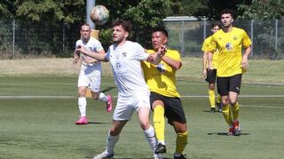 Reilingens Mehmet Akif Efe (l.) versucht den Ball vor dem Ketscher Viraphong Vonpraseut abzuschirmen.