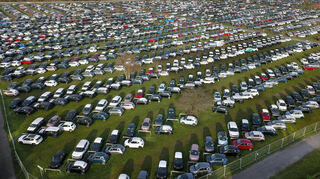 Gefüllte Reihen, wo sonst um diese Jahreszeit gähnende Leere herrscht: So sah der Parkplatz P 2 im Januar 2023 aus, als die E-Autos zwischengelagert wurden und der Ring GmbH zusätzliche Einnahmen brachten.