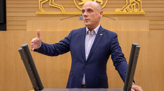 Daniel Born am Rednerpult im Landtag von Baden-Württemberg.