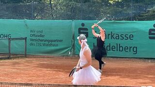 Mit Tutu um die Taille und einem Schleifchen am Cap: Die Courtballerinas haben das beste Kostüm und erheitern die Zuschauer.