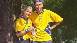 Marie und Ulli Kief im Schweden-Outfit belegen den ersten Platz bei den Mannschaftsspielern.