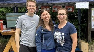 Die TTC-Sportwarte (v. l. Rouven Mitzel und Annika Romaschow mit Unterstützerin Mona Degenhard.