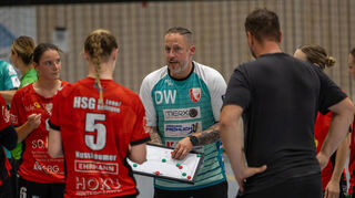 Trainer Daniel Weinheimer schwört seine HSG St. Leon/Reilingen in einer Auszeit ein - mehrmals zum passenden Zeitpunkt.