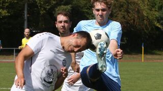 Voller Einsatz: Nicolai Gäbert (l.) gastiert mit der TSG Eintracht Plankstadt beim FV Brühl II.