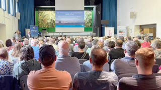Die Kulturhalle ist gut besetzt beim Bürgerforum der Firma Geopfalz.