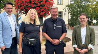 Bürgermeister Stefan Weisbrod (l.) und Ordnungsamtsleiterin Lea Brümmer (r.) begrüßen die neuen Vollzugsmitarbeiter Wanda Fabbri und Andreas Meyer