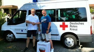 Bei der Brühler Blutspendeaktion des DRK Brühl und des Blutspendedienstes Baden-Württemberg gewinnt Günter Muley (r.) den Hauptpreis, den Uwe Fritz vom Brühler Ortsverein überreicht.