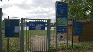 Weder die Liegewiese noch der Imbiss können genutzt werden: Die Hohwiese ist mindestens bis Freitag komplett dicht, damit das Badeverbot im See nicht wieder ignoriert werden kann.