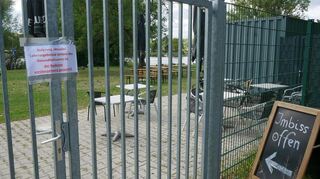 Weder die Liegewiese noch der Imbiss können genutzt werden, auch wenn die Schilder mitunter anderes anzeigen: Die Hohwiese ist mindestens bis Freitag komplett dicht, damit das Badeverbot im See nicht wieder ignoriert werden kann.