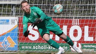 Julian Herzog erzielt als Torwart selbst einen Treffer - und rettet Ketsch damit einen Punkt.