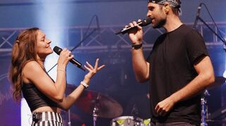 Anna und Kevin Solert stehen mit der Band Neon gemeinsam auf der Bühne.