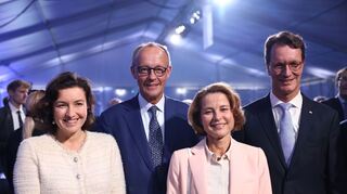 Bundeskanzler Friedrich Merz und NRW-Ministerpräsident Hendrik Wüst haben den Supercomputer «Jupiter» in Jülich in Betrieb genommen.