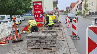 Auf der südlichen Gehwegseite der Hauptstraße haben die Tiefbauarbeiten begonnen.