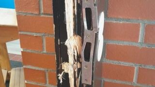 Die Tür des Haupteingangs der Theodor-Heuss-Schule wurde gewaltsam aufgebrochen.
