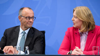 Ein gequältes Lächeln: Bundeskanzler Friedrich Merz (CDU) und Arbeitsministerin Bärbel Bas (SPD), bei denen die Chemie vergangene Woche nicht so richtig stimmte.