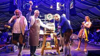 Fassbieranstich 2024: Veranstalter Arno Kiegele, Mannheims Kulturbürgermeister Thorsten Riehle und der Weinheimer Bürgermeister Manuel Just (v. l.).