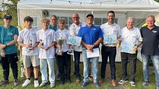 Auf ihre Prinzen, den Kronprinzen Ben Houschka (5. v. l.) und den Fischerkönig Joachim Dinies (6. v. l.) sind der Vorsitzende des Angelsportvereins Rohrhof Jürgen Uhrig (Mitte, blaues Hemd) und seine Anglerfamilie sichtlich stolz.