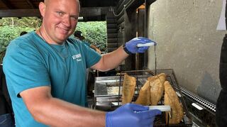 Goldbraun ausgebacken – so lieben die Besucher des Rohrhofer Fischerfestes die Zanderfilets, die zusammen mit Kartoffelsalat angeboten werden.