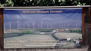Mit großen Transparenten wie hier an einem Hoftor in Obersülzen macht eine Bürgerinitiative Stimmung gegen Windräder in Dirmstein.