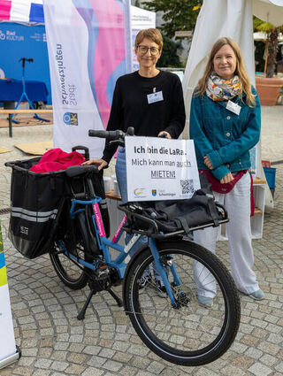 Ein weiteres stadteigenes Lastenrad ist LaRa, präsentiert von Catrin Nähr und Maike Berkemeier vom Büro für Klimaschutz, Energie und Umwelt der Stadt Schwetzingen.