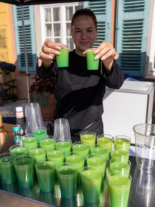 Für die Eröffnungsbesucher gab es einen kostenlosen Cocktail zur Erfrischung.
