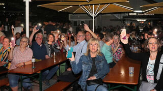 Voll dabei an der Bühne beim Franz-Riegler-Haus: Die Zuhörer lassen ihre Smartphone-Taschenlampen leuchten für „Fräulein Hedi und die alten Jungs“ leuchten.