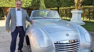 Chris Cachia aus Malta zeigt stolz den Triumph Roadster TRX, den er detailgenau und penibel restauriert hat. In Schwetzingen wurde er so zum ersten Mal der Öffentlichkeit vorgestellt.