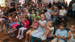 Gebannt verfolgen die Kinder beim Familienfest des Kinderschutzbunds Hockenheim im Pumpwerk die Show von Zauberer „Mr. Sunrise“.